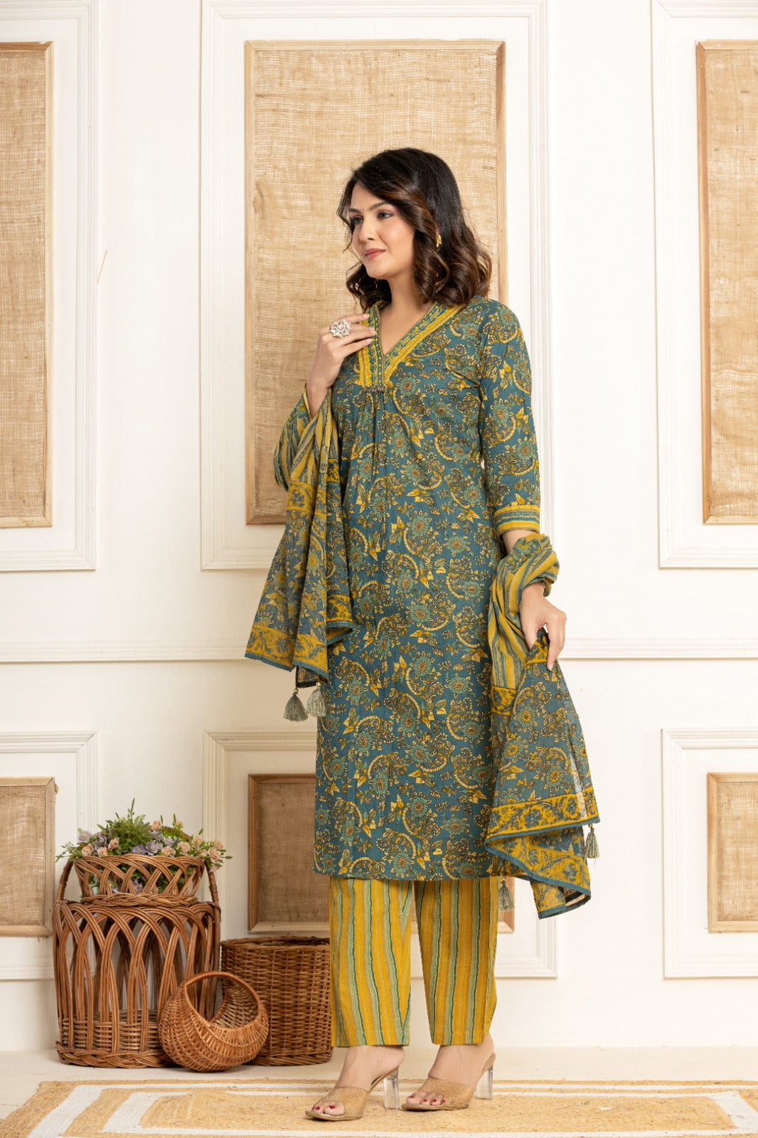 Green Kurta Pant set With Printed Mal duppatta